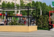 На площадке «под часами» появилась сцена для выступлений уличных музыкантов