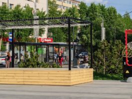 На площадке «под часами» появилась сцена для выступлений уличных музыкантов
