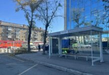 У железнодорожного вокзала появился новый автобусный павильон