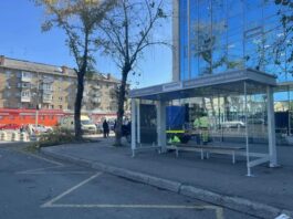У железнодорожного вокзала появился новый автобусный павильон